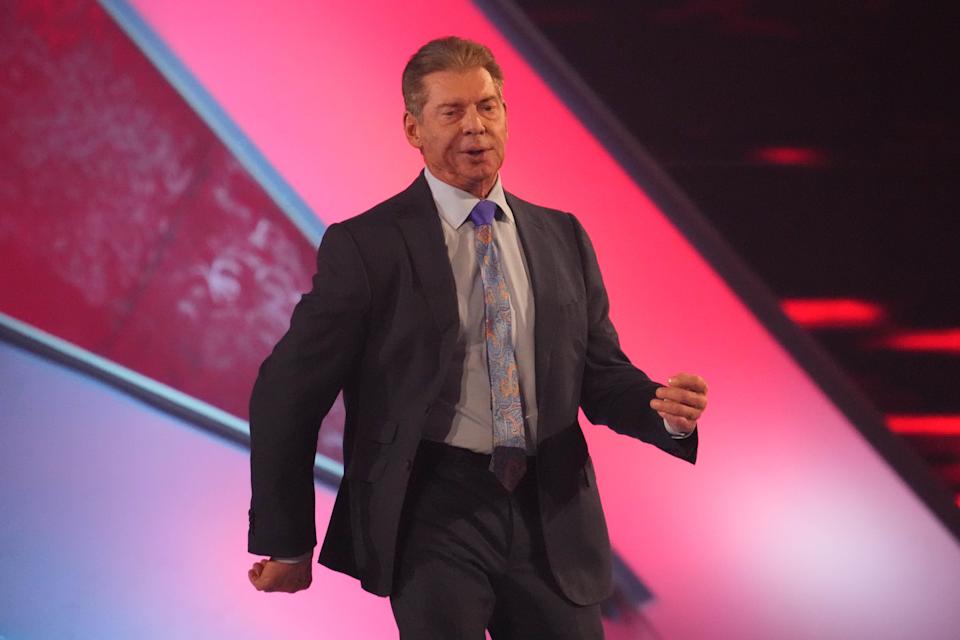 El propietario de la WWE, Vince McMahon, ingresa a la arena durante WrestleMania en el estadio AT&T el 3 de abril de 2022 en Arlington, Texas.