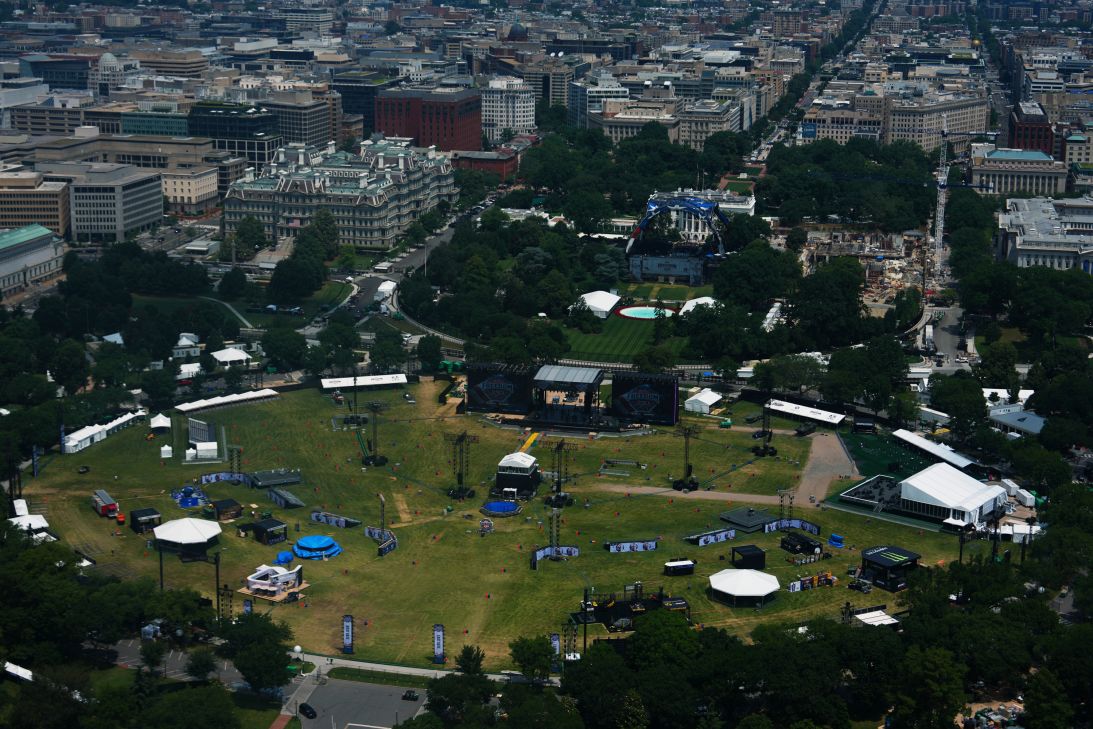 El estadio para las peleas de UFC Freedom 250 en el jardín sur de la Casa Blanca y eventos relacionados en Ellipse se muestran el jueves 11 de junio de 2026 en Washington, DC.