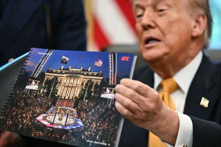 El presidente estadounidense Donald Trump muestra una representación del próximo evento UFC Freedom 250 durante un discurso en la Oficina Oval de la Casa Blanca el 6 de mayo de 2026 en Washington, DC. El evento Ultimate Fighting Championship se llevará a cabo en el jardín sur de la Casa Blanca en junio. El evento, que tendrá lugar el 14 de junio, se llama 