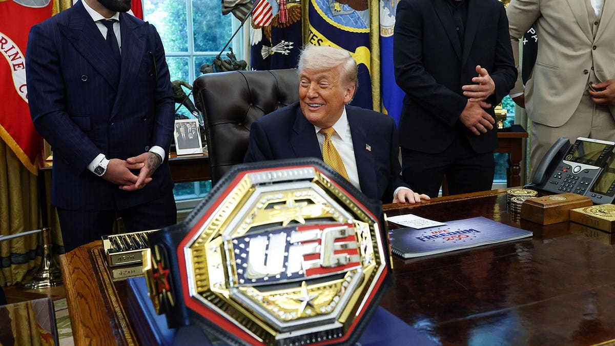 El presidente de Estados Unidos, Donald Trump, estuvo en la Oficina Oval con los luchadores de UFC Ilia Topuria, Justin Gaethje y Cyril Gane.