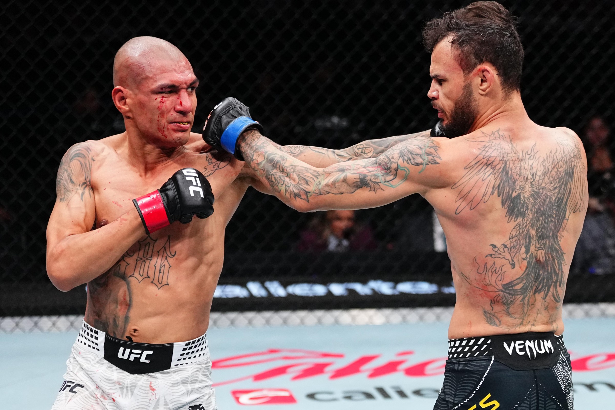 CIUDAD DE MÉXICO, MÉXICO – 28 DE FEBRERO: (LR) Edgar Chairez de México golpea a Felipe Bunce de Brasil durante el evento UFC Fight Night en la Arena CDMX el 28 de febrero de 2026 en Ciudad de México. (Foto de Jeff Bottari/Zuffa LLC)