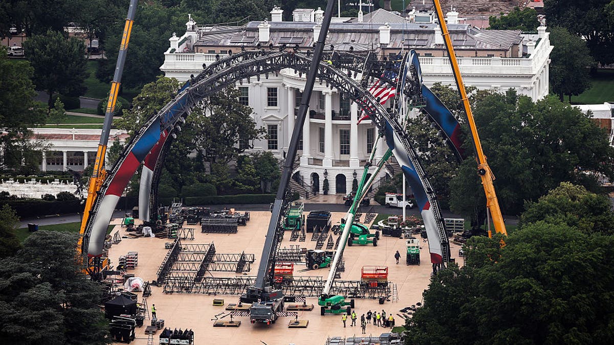 Los trabajadores de la construcción preparan el jardín sur de la Casa Blanca para el partido de UFC