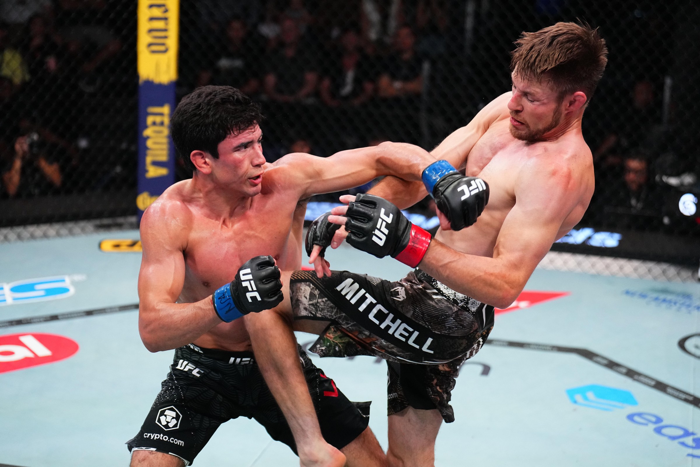 LAS VEGAS, NEVADA – 6 DE JUNIO: (RL) Bryce Mitchell se arrodilla durante su pelea de peso pesado contra Santiago Luna durante el evento UFC Fight Night en Meta APEX el 6 de junio de 2026 en Las Vegas, Nevada. (Foto de Chris Unger/Zuffa LLC)