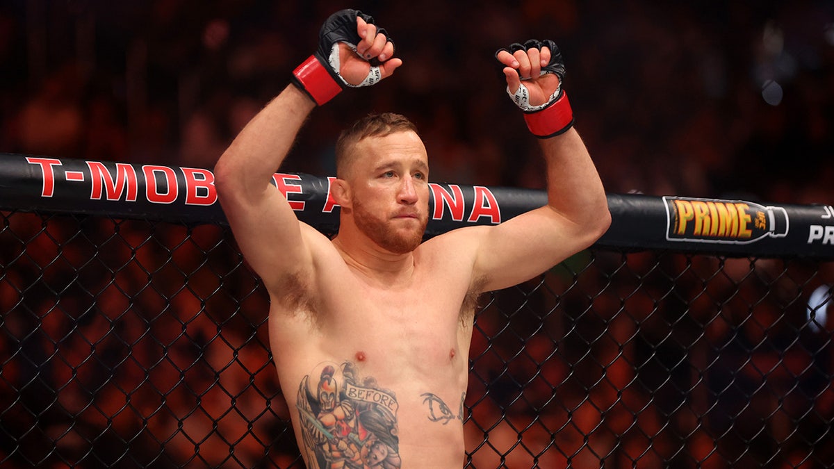 Justin Gaethje observa durante UFC 300 en T-Mobile Arena