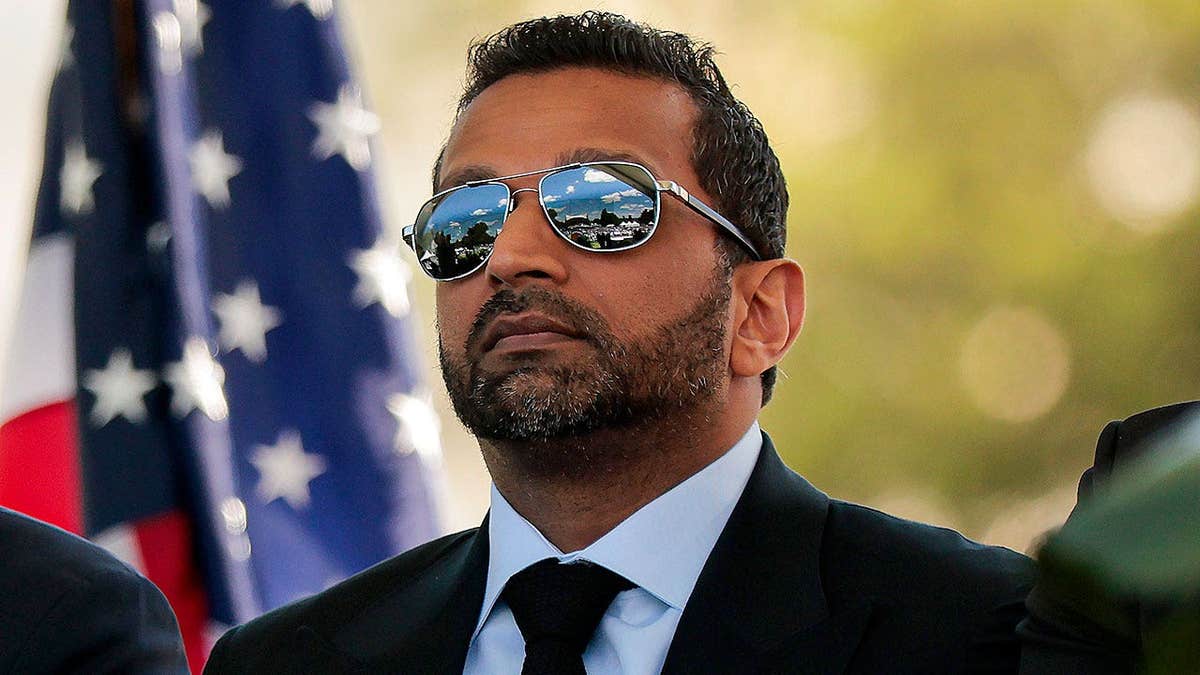 El director del FBI, Kash Patel, se encuentra en el jardín del frente oeste del Capitolio de Estados Unidos.