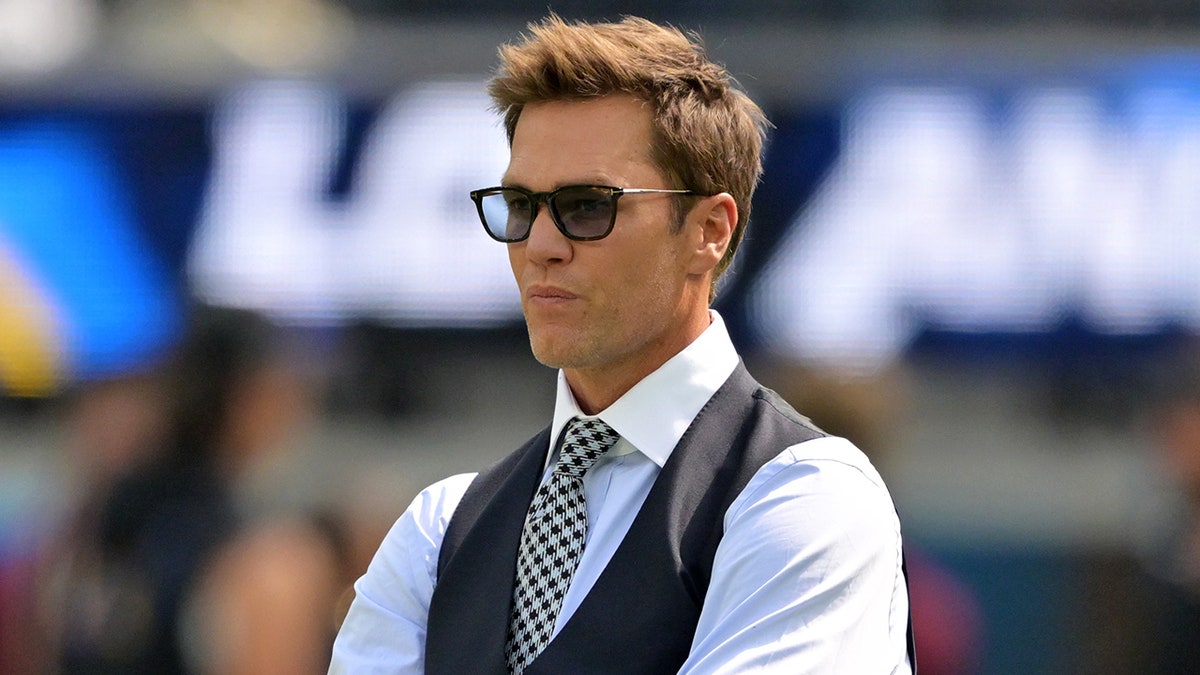 Tom Brady mira antes de un partido de fútbol en el SoFi Stadium