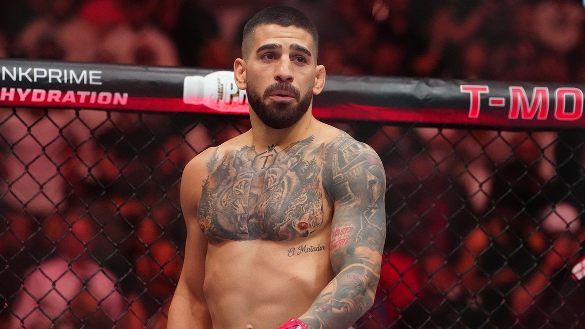 Ilia Topuria usó guantes rojos contra Charles Oliveira, quien usó guantes azules, en la pelea de UFC